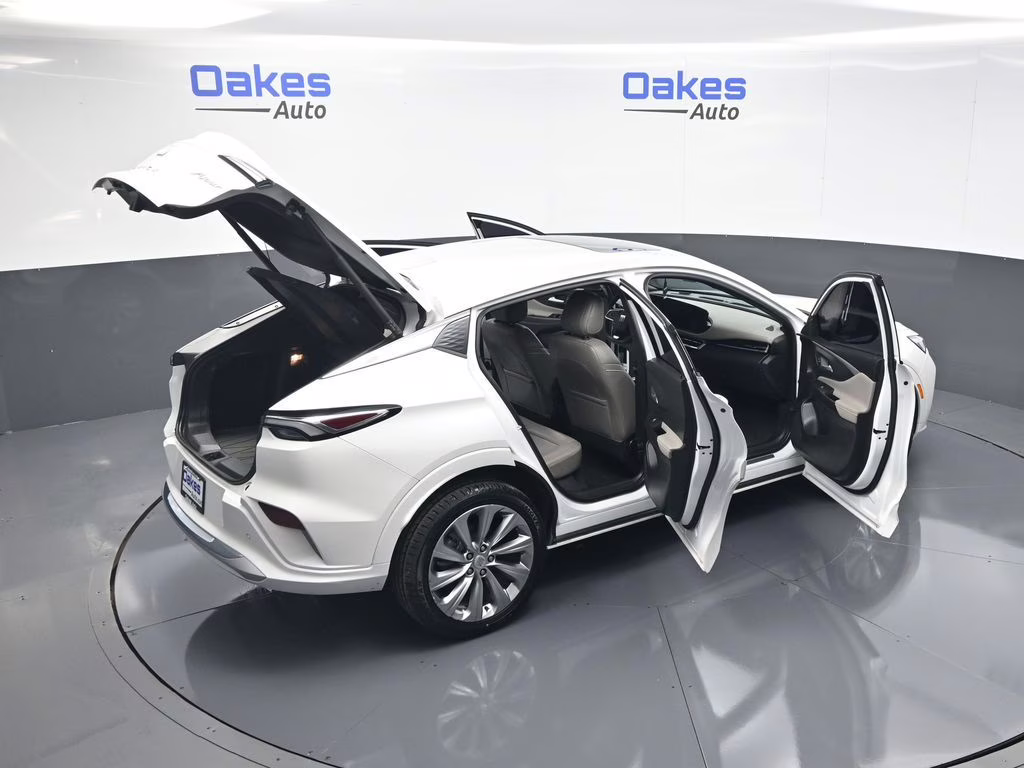 2024 White Frost Tricoat Buick Envista Avenir FWD SUV