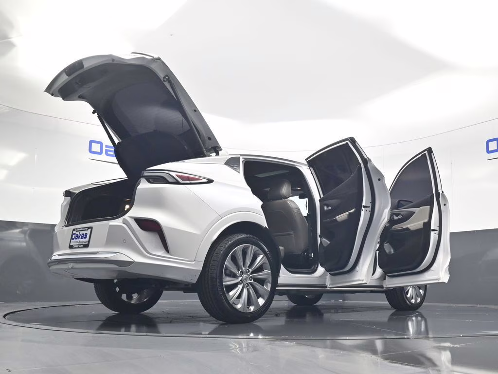 2024 White Frost Tricoat Buick Envista Avenir FWD SUV