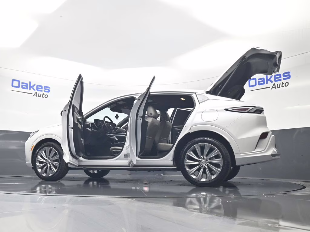 2024 White Frost Tricoat Buick Envista Avenir FWD SUV