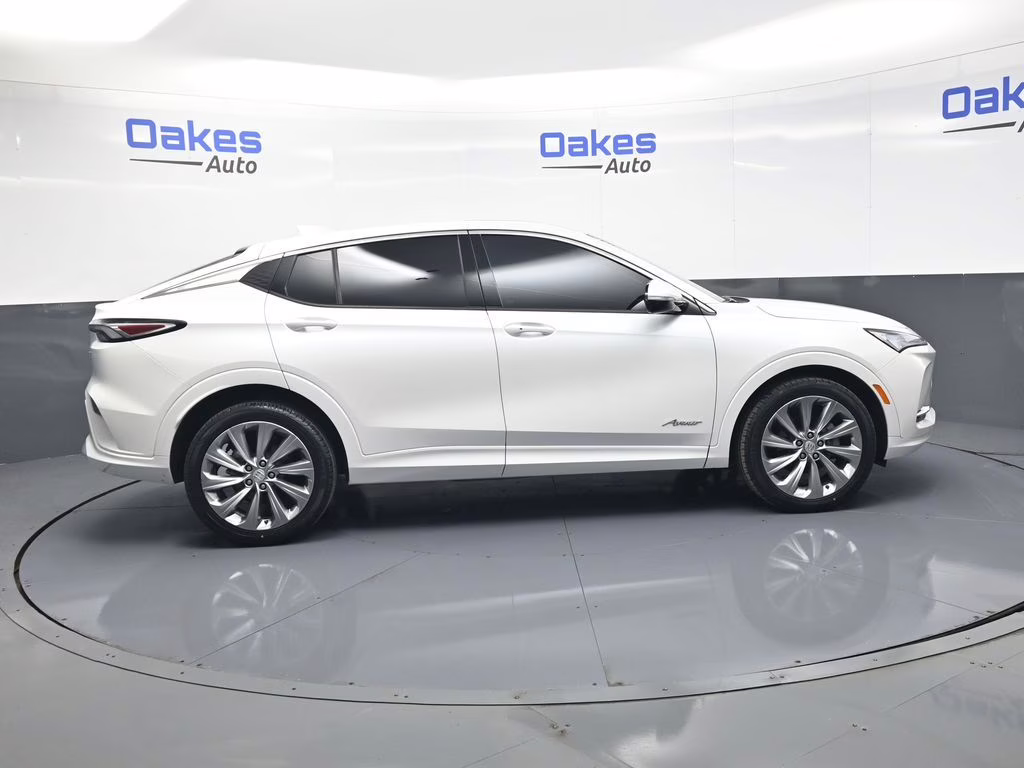 2024 White Frost Tricoat Buick Envista Avenir FWD SUV