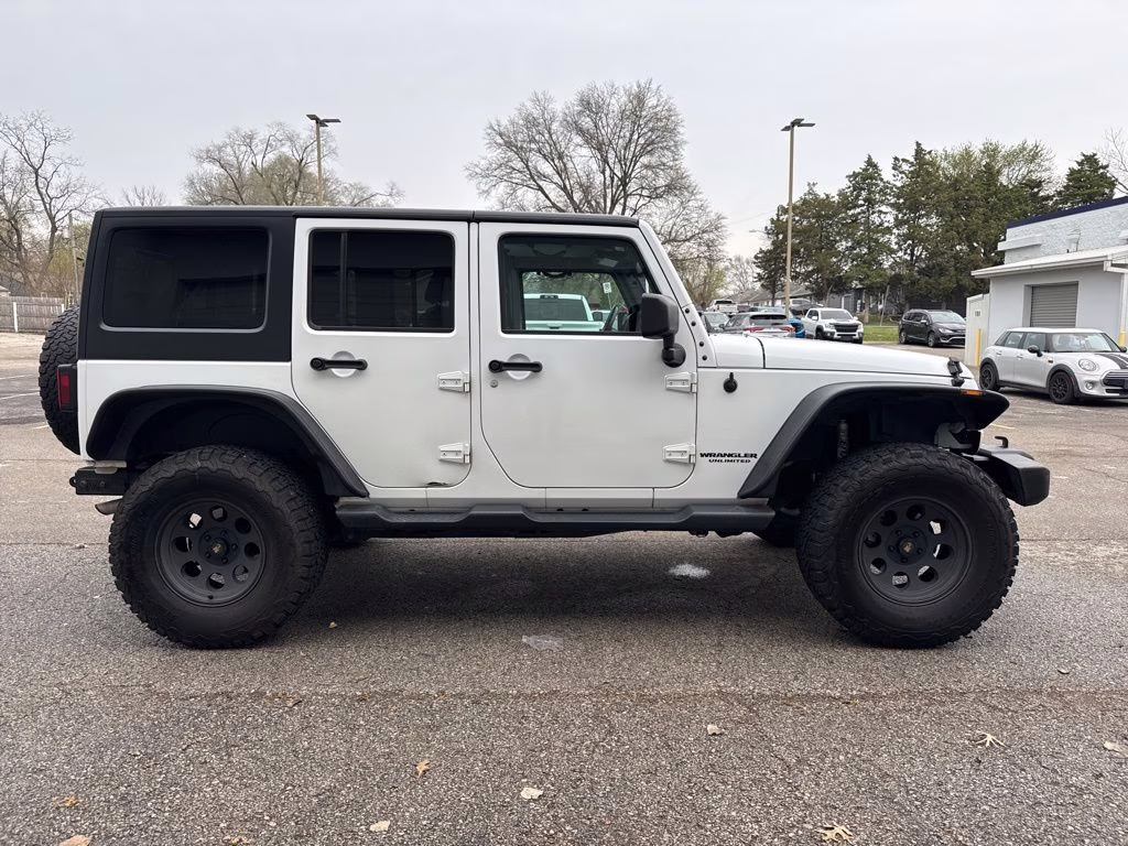 2017 Bright White Clearcoat Jeep Wrangler Unlimited Sahara 4X4 SUV
