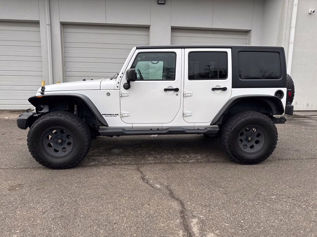 2017 Bright White Clearcoat Jeep Wrangler Unlimited Sahara 4X4 SUV