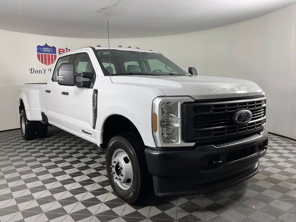 2026 Oxford White Ford Super Duty F-350 DRW XL 4X4 Truck