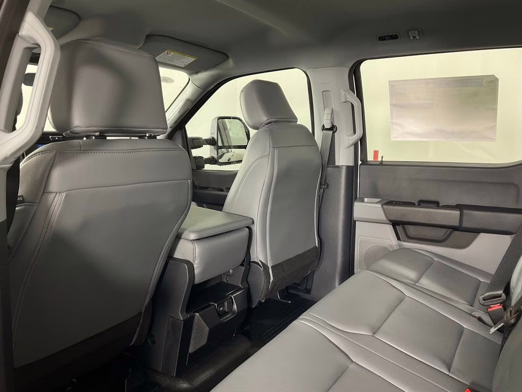 2026 Oxford White Ford Super Duty F-350 DRW XL 4X4 Truck