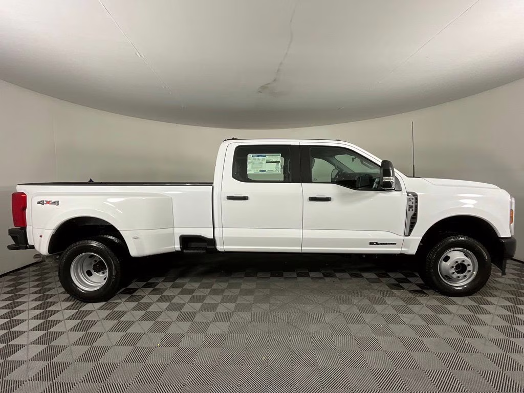 2026 Oxford White Ford Super Duty F-350 DRW XL 4X4 Truck