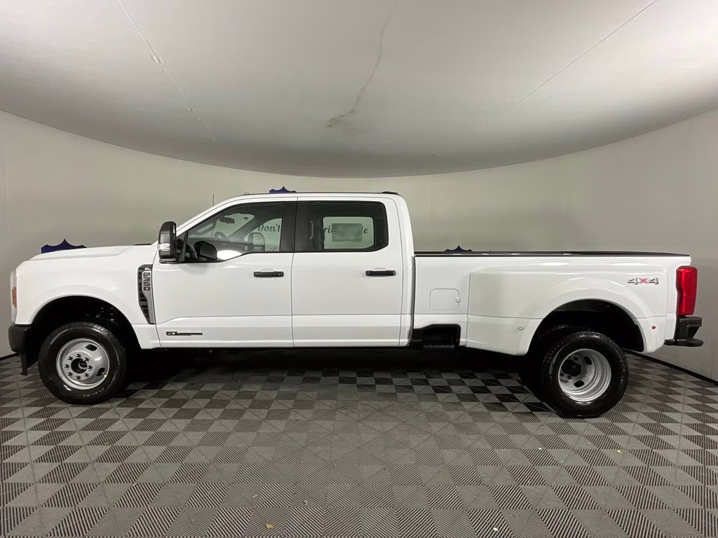2026 Oxford White Ford Super Duty F-350 DRW XL 4X4 Truck