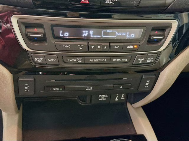 2018 White Honda Pilot Touring AWD SUV