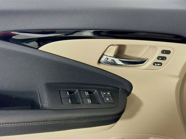 2018 White Honda Pilot Touring AWD SUV