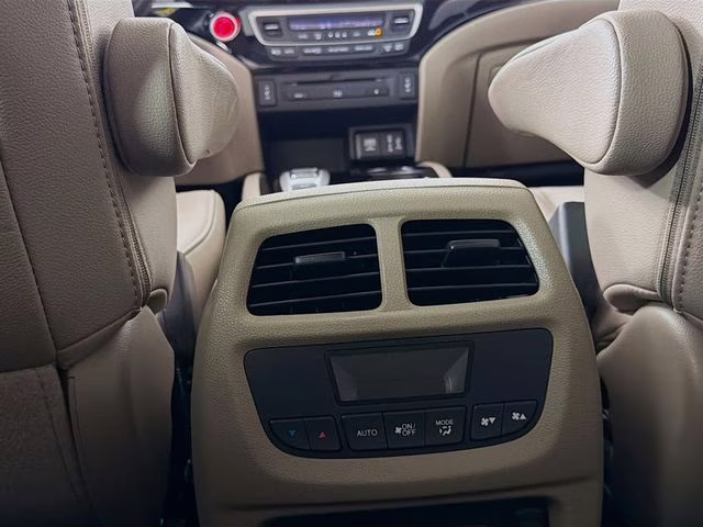2018 White Honda Pilot Touring AWD SUV