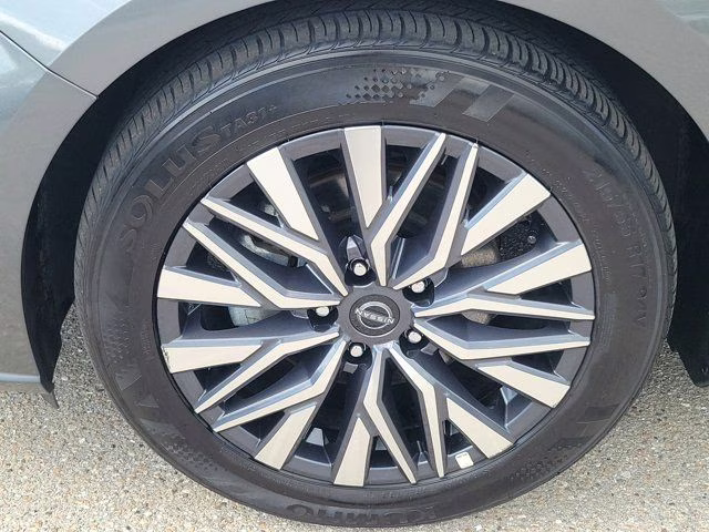 2025 Gun Metallic Nissan Altima 2.5 SV FWD Sedan