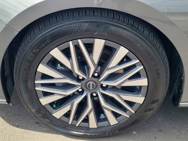 2025 Gun Metallic Nissan Altima 2.5 SV FWD Sedan