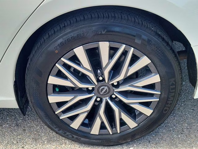 2025 Glacier White Nissan Altima 2.5 SV FWD Sedan