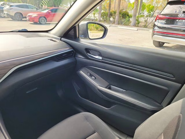 2025 Glacier White Nissan Altima 2.5 SV FWD Sedan