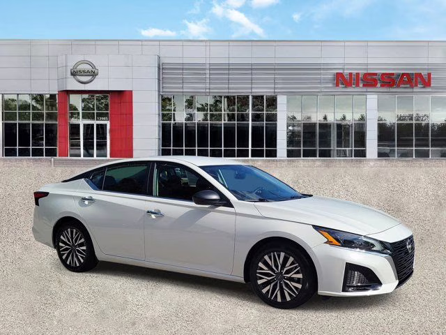 2025 Glacier White Nissan Altima 2.5 SV FWD Sedan