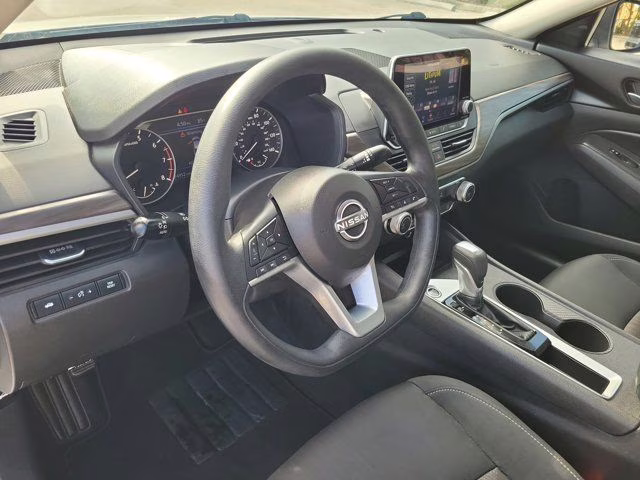 2025 Glacier White Nissan Altima 2.5 SV FWD Sedan