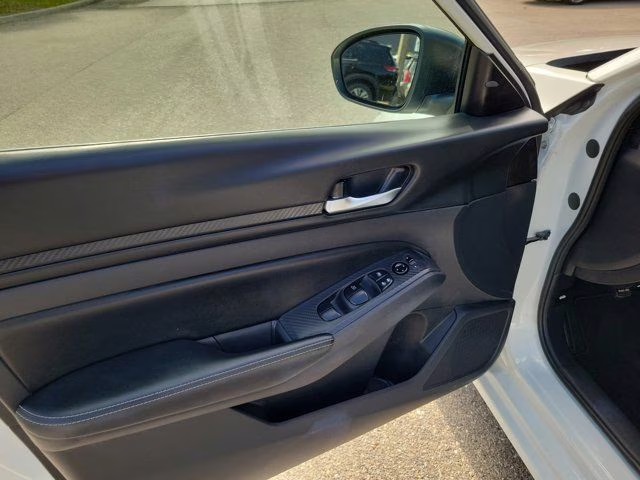 2025 Glacier White Nissan Altima 2.5 SV FWD Sedan