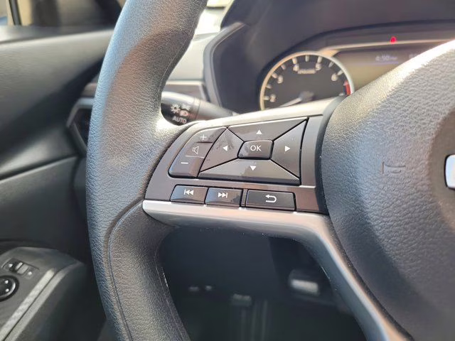 2025 Glacier White Nissan Altima 2.5 SV FWD Sedan