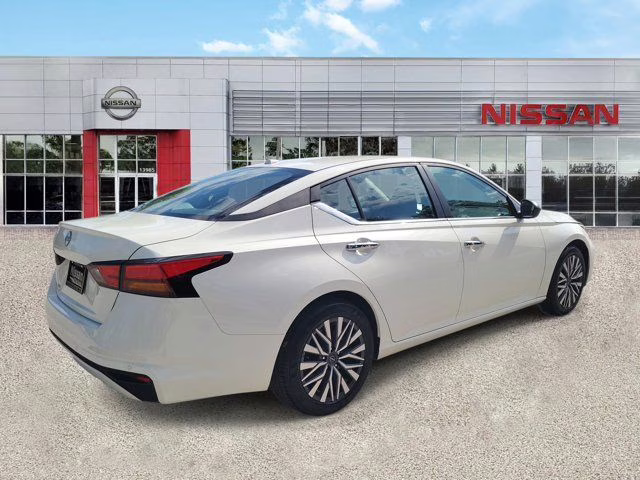 2025 Glacier White Nissan Altima 2.5 SV FWD Sedan