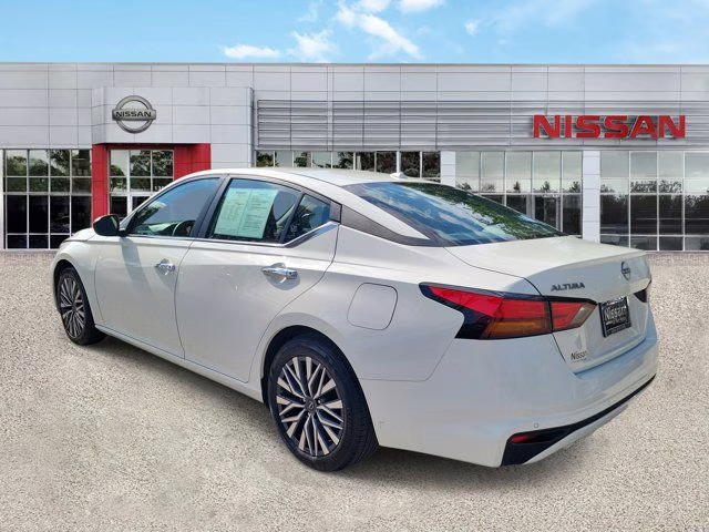 2025 Glacier White Nissan Altima 2.5 SV FWD Sedan