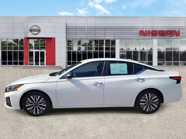 2025 Glacier White Nissan Altima 2.5 SV FWD Sedan