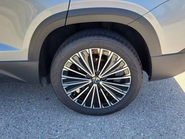 2025 Silver Volkswagen Taos 1.5T SE FWD SUV