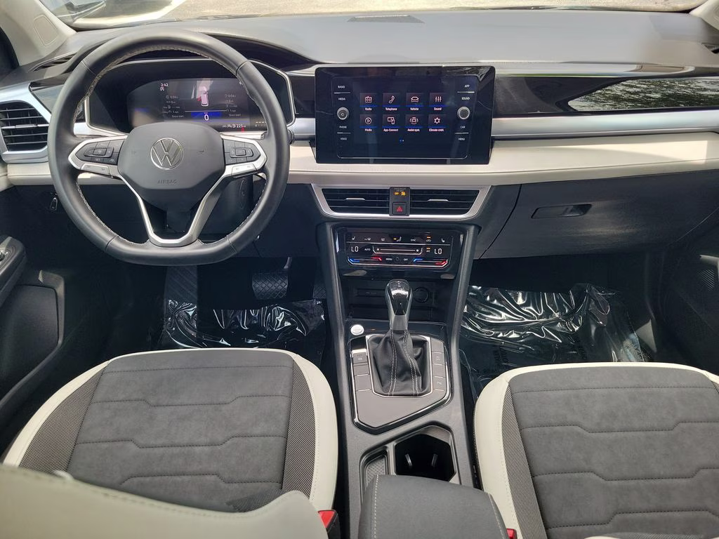 2025 Pyrite Silver Metallic Volkswagen Taos SE FWD SUV