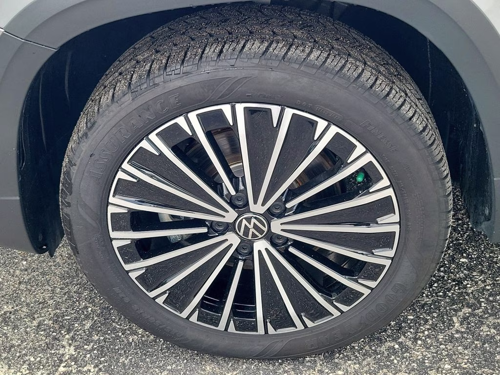 2025 Pyrite Silver Metallic Volkswagen Taos SE FWD SUV