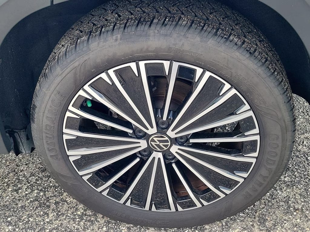 2025 Pyrite Silver Metallic Volkswagen Taos SE FWD SUV