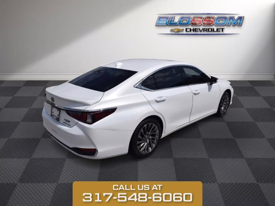 2024 White Pearl Lexus ES 300h Ultra Luxury FWD Sedan