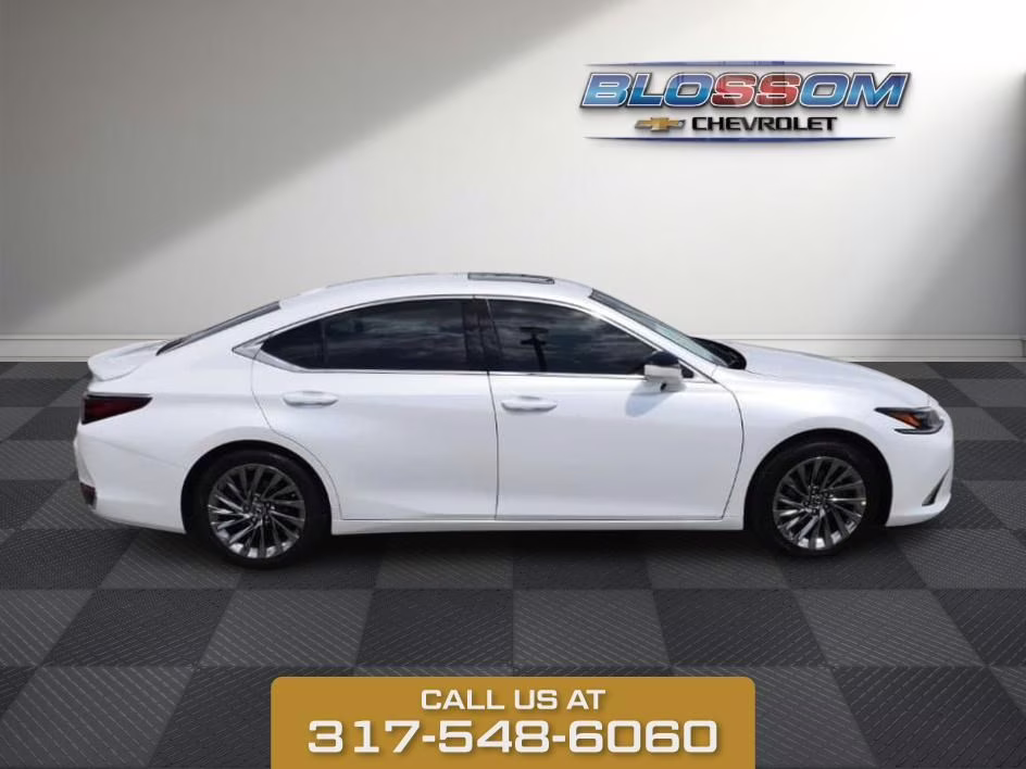 2024 White Pearl Lexus ES 300h Ultra Luxury FWD Sedan