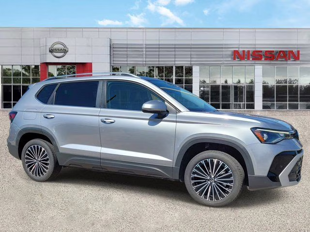 2025 Silver Volkswagen Taos 1.5T SE FWD SUV
