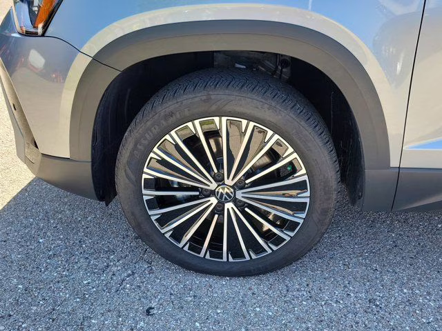 2025 Silver Volkswagen Taos 1.5T SE FWD SUV