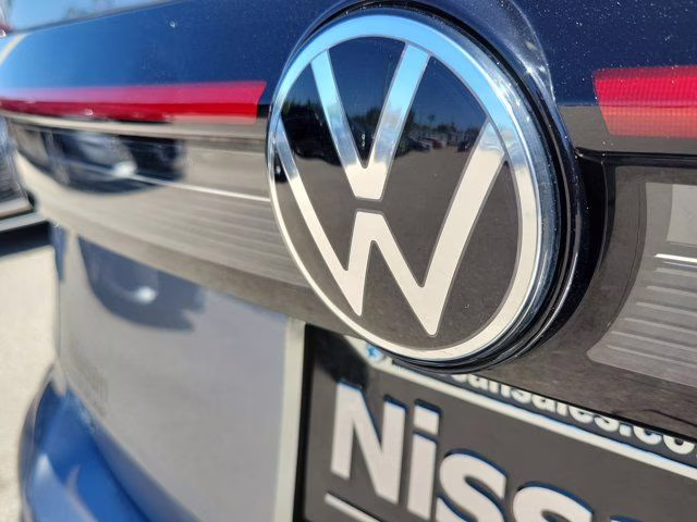 2025 Silver Volkswagen Taos 1.5T SE FWD SUV