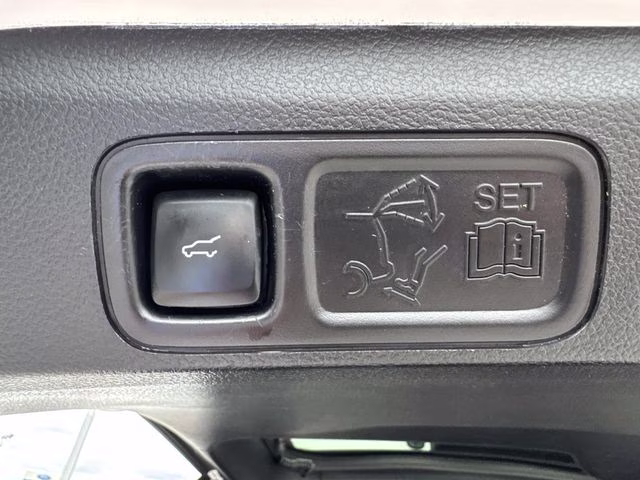 2019 White Platinum Clearcoat Metallic Ford Expedition Limited RWD SUV