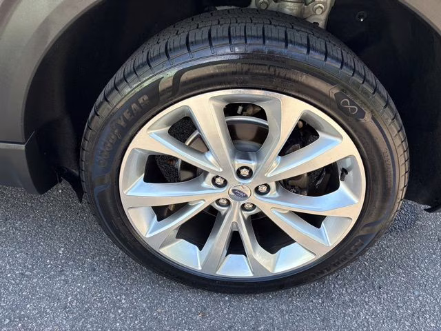 2022 White Metallic Ford Explorer Platinum 4X4 SUV