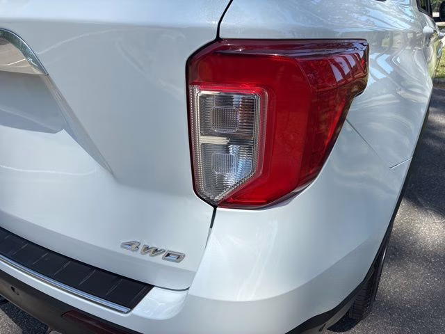 2022 White Metallic Ford Explorer Platinum 4X4 SUV