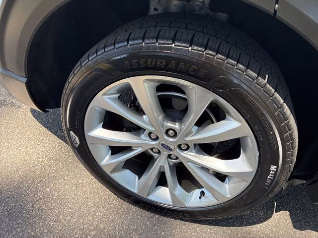 2022 White Metallic Ford Explorer Platinum 4X4 SUV