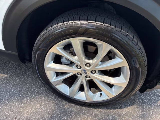 2022 White Metallic Ford Explorer Platinum 4X4 SUV