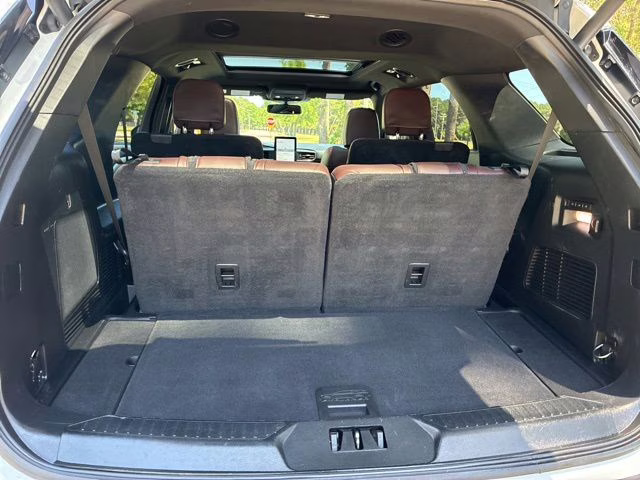 2022 White Metallic Ford Explorer Platinum 4X4 SUV