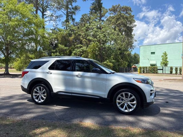 2022 White Metallic Ford Explorer Platinum 4X4 SUV