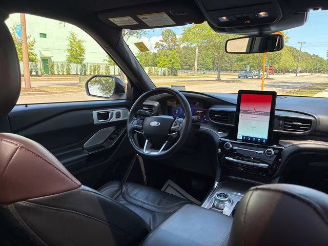 2022 White Metallic Ford Explorer Platinum 4X4 SUV