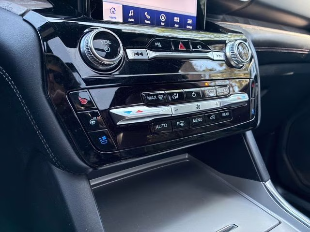 2022 White Metallic Ford Explorer Platinum 4X4 SUV