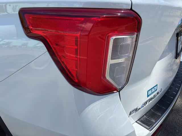 2022 White Metallic Ford Explorer Platinum 4X4 SUV