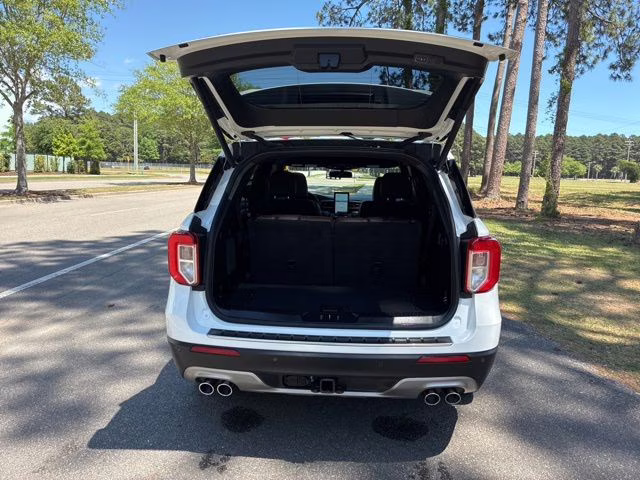 2022 White Metallic Ford Explorer Platinum 4X4 SUV