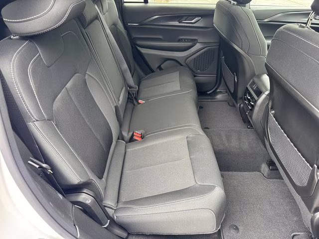 2026 Bright White Clearcoat Jeep Grand Cherokee Laredo X RWD SUV
