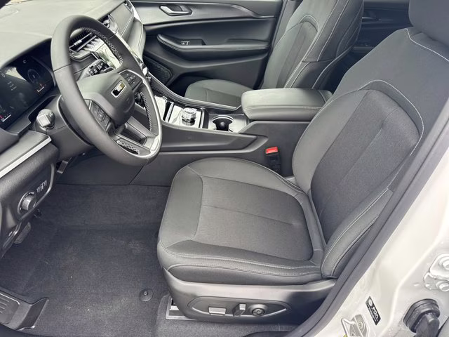 2026 Bright White Clearcoat Jeep Grand Cherokee Laredo X RWD SUV
