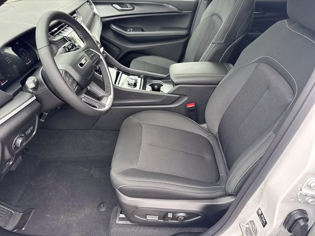 2026 Bright White Clearcoat Jeep Grand Cherokee Laredo X RWD SUV