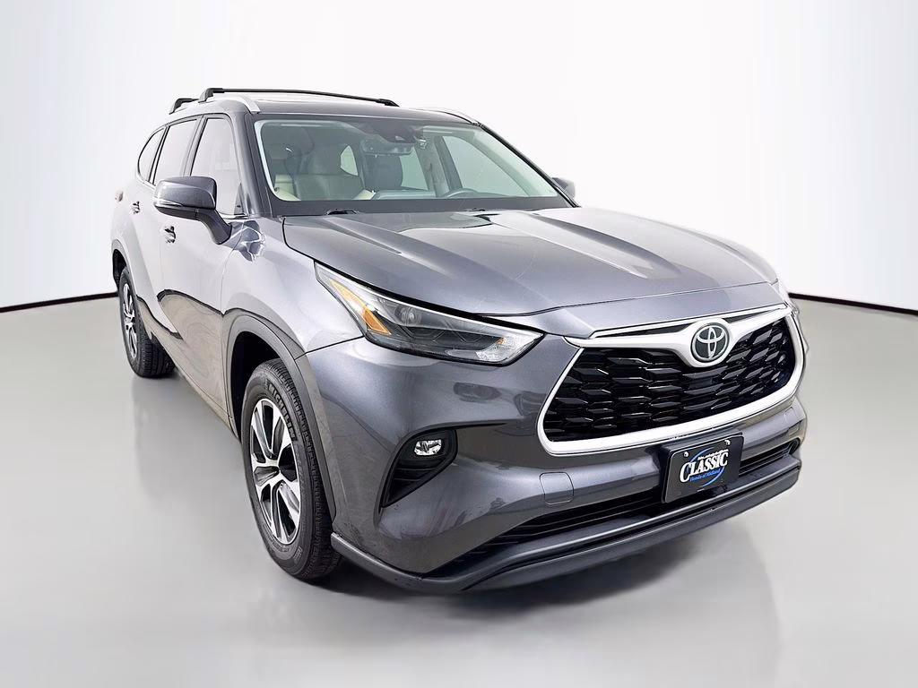 2025 Magnetic Gray Metallic Toyota Highlander XLE FWD SUV