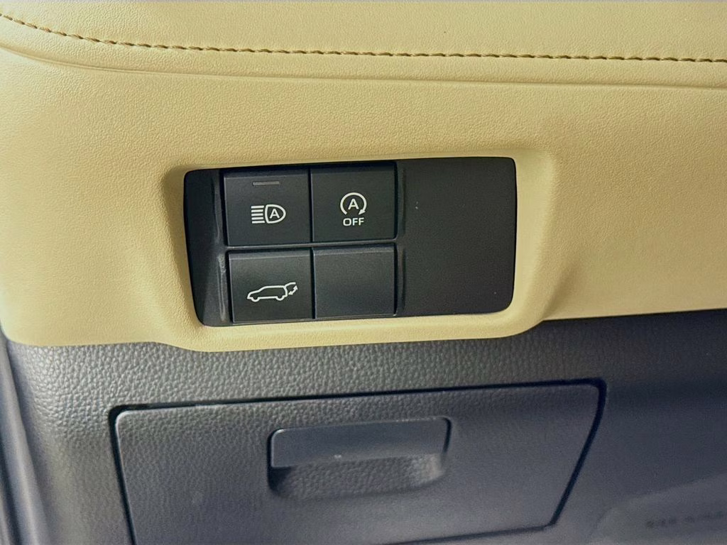 2025 Magnetic Gray Metallic Toyota Highlander XLE FWD SUV