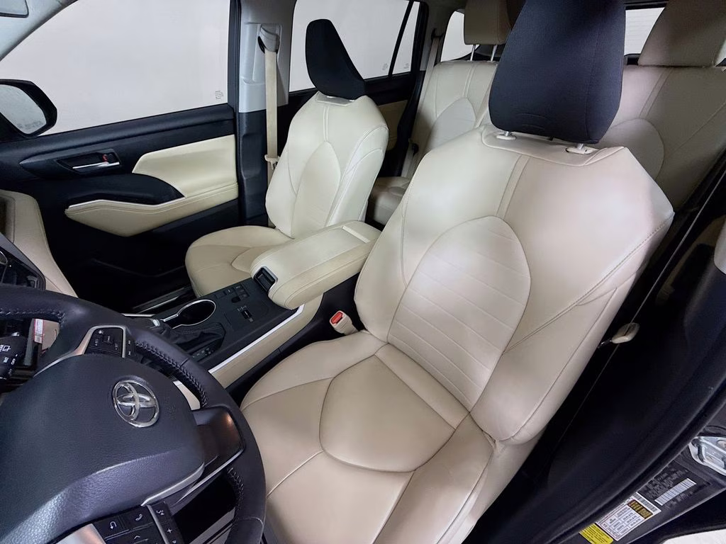 2025 Magnetic Gray Metallic Toyota Highlander XLE FWD SUV